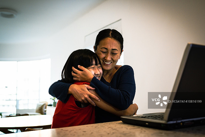 女儿和母亲一起工作图片素材