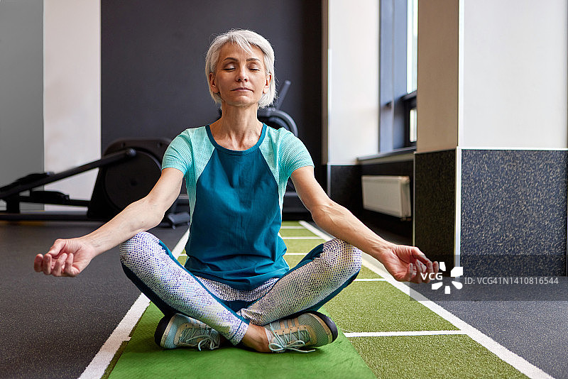 老年女性在健身房冥想图片素材