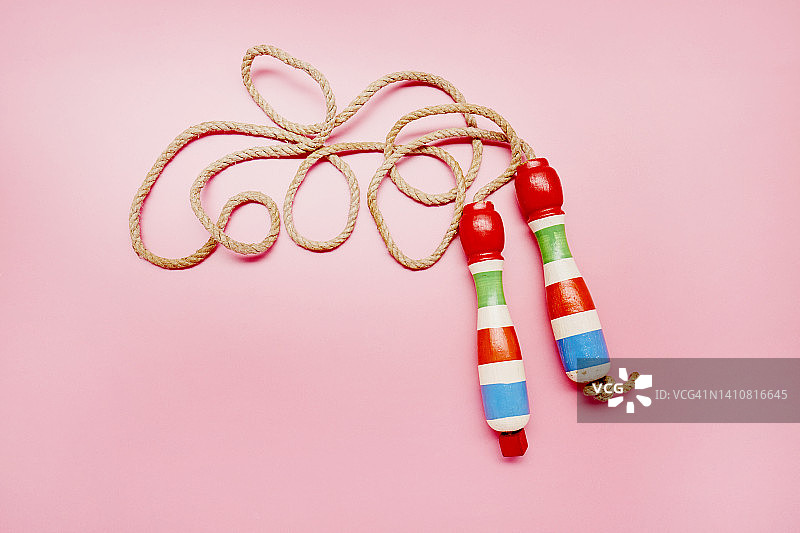 粉色背景上的跳绳图片素材