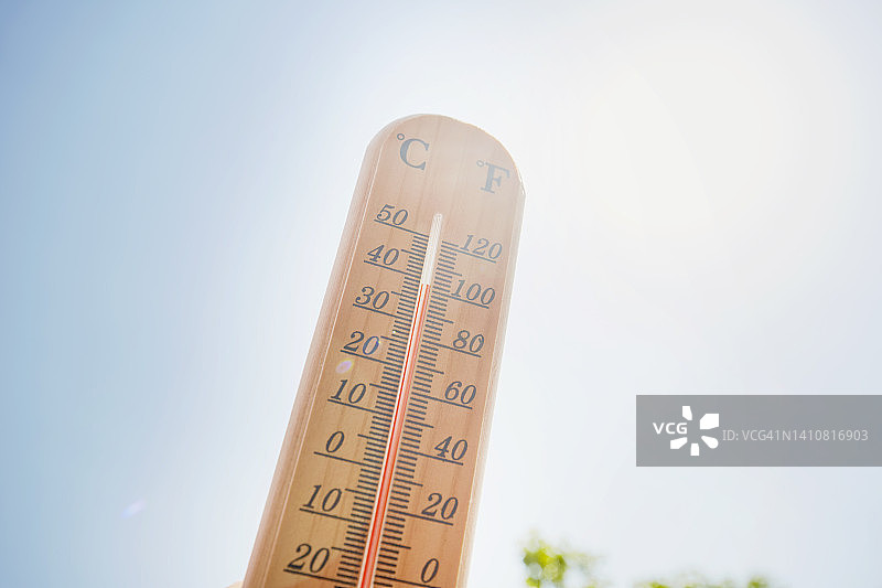天空和太阳背景下的温度计图片素材