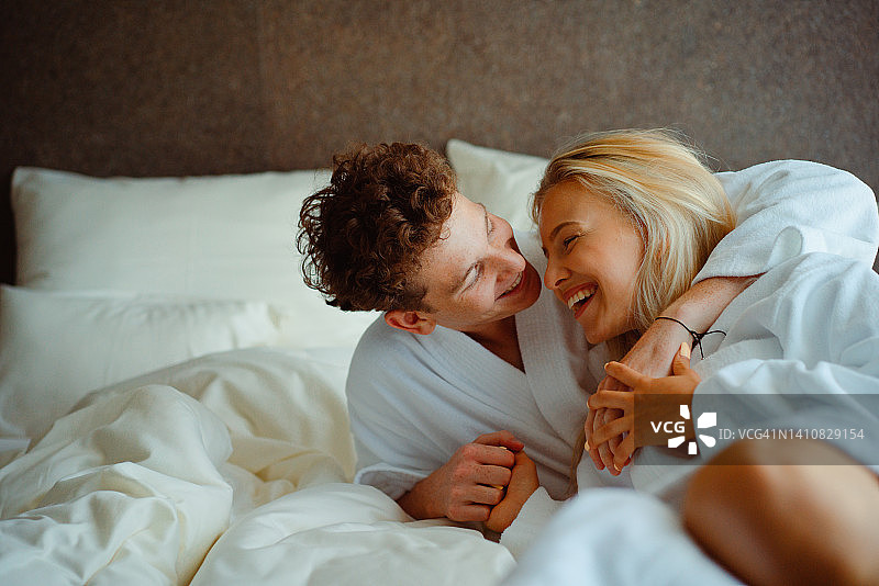 年轻情侣在康养酒店共享美好时光图片素材