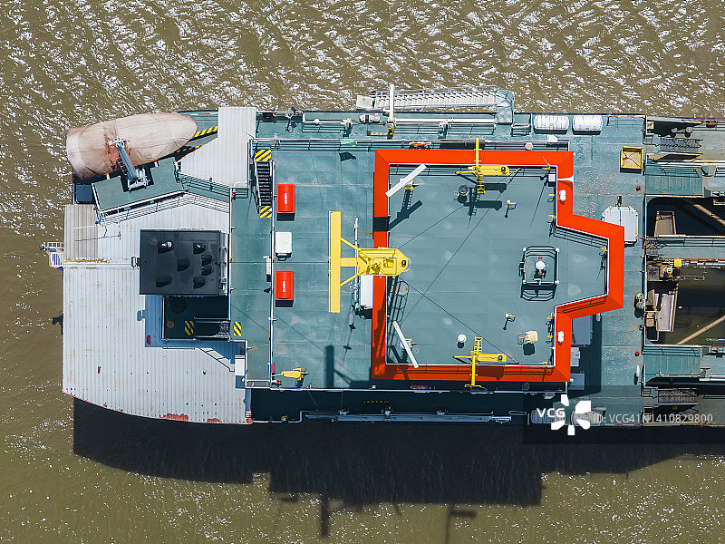 停泊在河中央的耙吸式挖泥船（船尾）的鸟瞰图图片素材