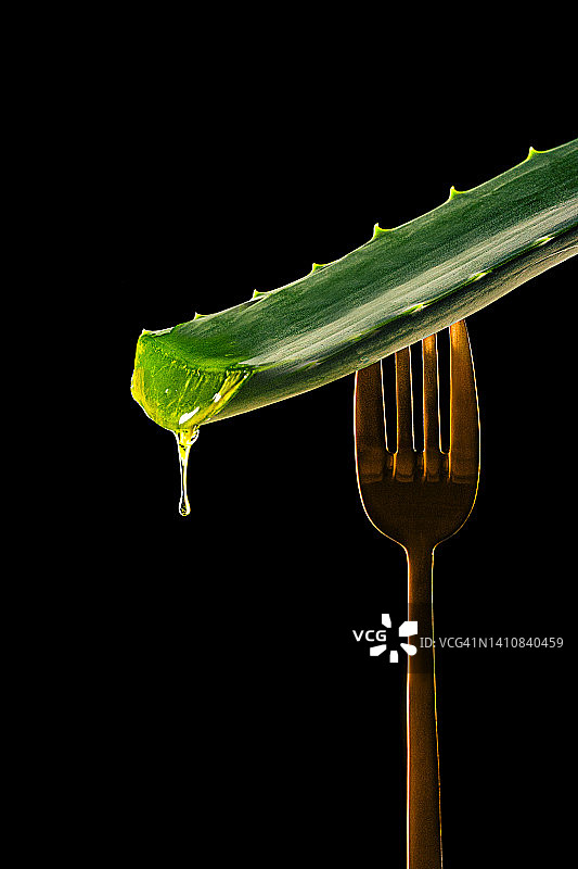 芦荟叶美容产品背景：保湿清洁化妆品凝胶或面部精华图片素材