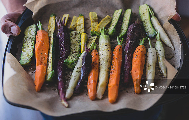 手中的新鲜胡萝卜图片素材