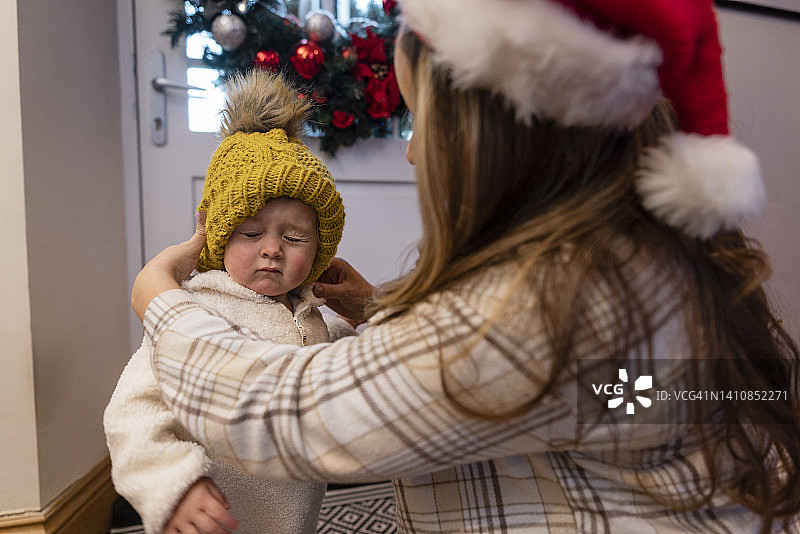 准备外出御寒图片素材