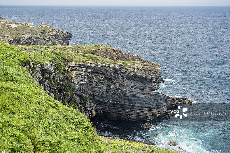 西班牙桑坦德市长角瞭望台上的壮丽崎岖悬崖，俯瞰桑坦德湾图片素材