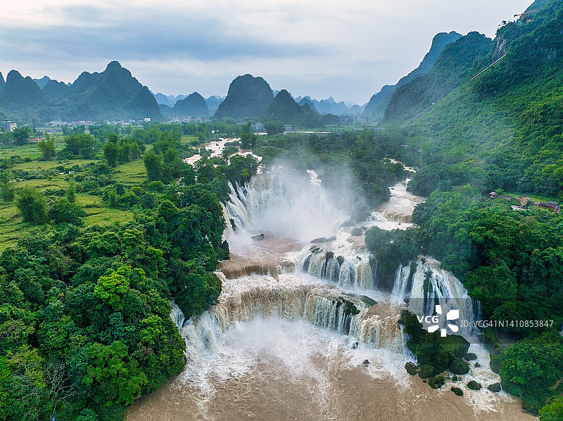 中国和越南边境板约-德天瀑布日落航拍图片素材