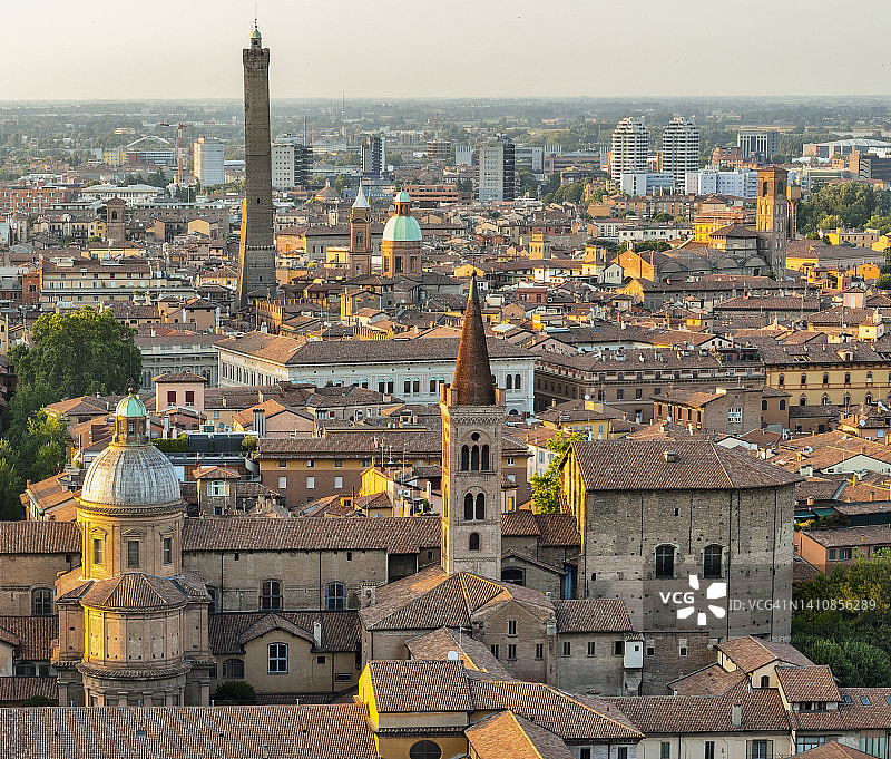 意大利博洛尼亚市全景航拍：历史中心区的瓦片屋顶、阿西内利和加里森达塔图片素材
