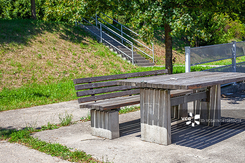 休息区的桌子和长凳图片素材