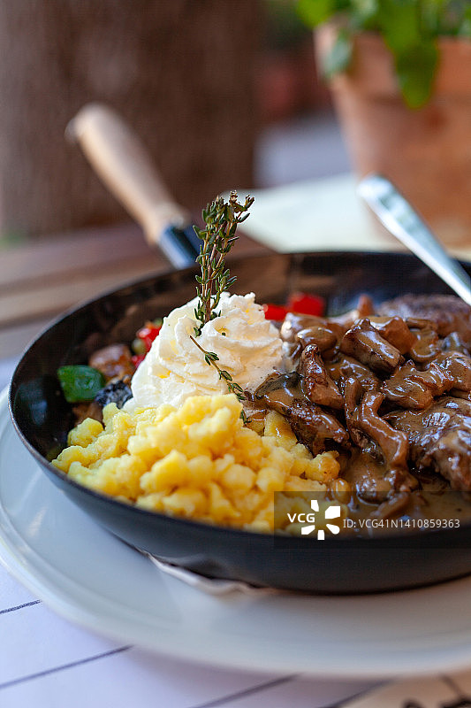 搭配西冷牛肉和蘑菇酱的德式鸡蛋面疙瘩图片素材