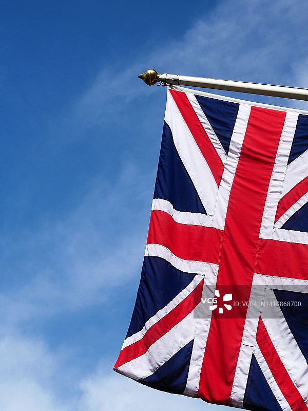 英国伦敦，英国旗在旗杆上飘扬，蓝天背景特写图片素材