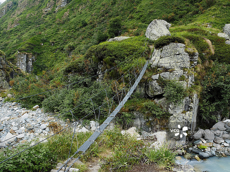 安特rona山谷自然公园：悬索桥横跨洛兰科山涧图片素材