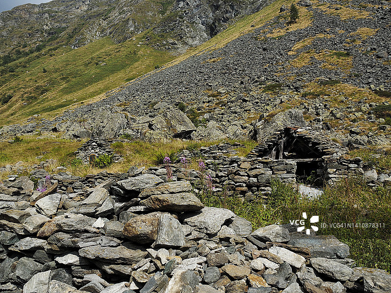 安特罗纳山谷高地废弃的石头小屋图片素材