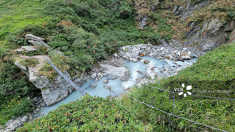 安特rona山谷自然公园：悬索桥横跨洛兰科山涧图片素材