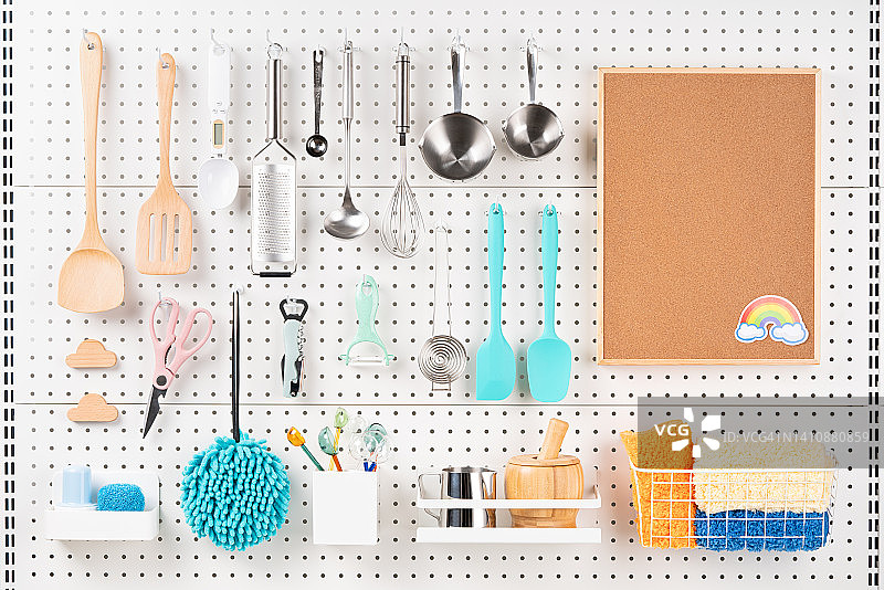 带软木板的厨房用具钉板收纳创意图片素材