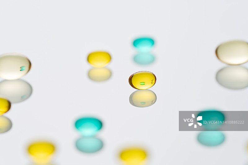 透明软胶囊特写图片素材