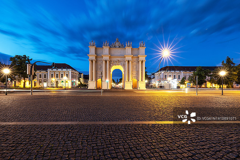 蓝色时分的勃兰登堡门和路易森广场（德国勃兰登堡波茨坦）图片素材