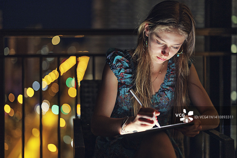 在平板电脑上绘画的少女图片素材