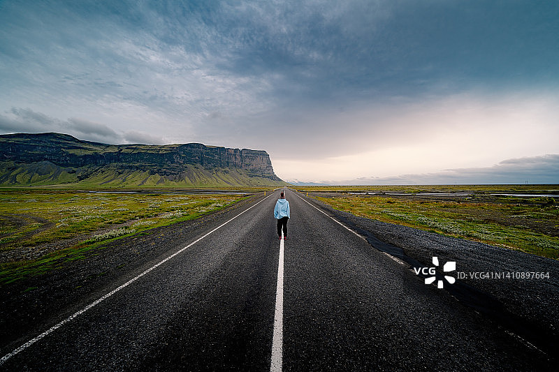 通往洛马努普尔的无尽道路上孤独的女孩，旅行和旅游图片素材