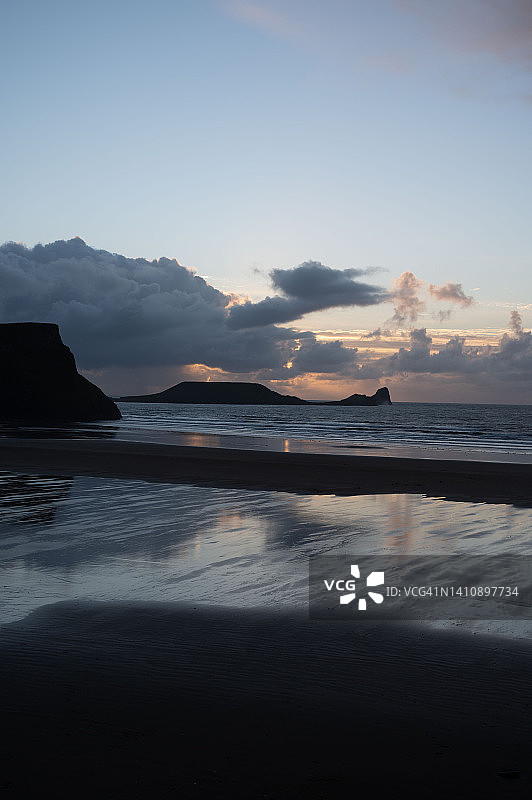 罗西里蠕虫头海滩日落倒影图片素材