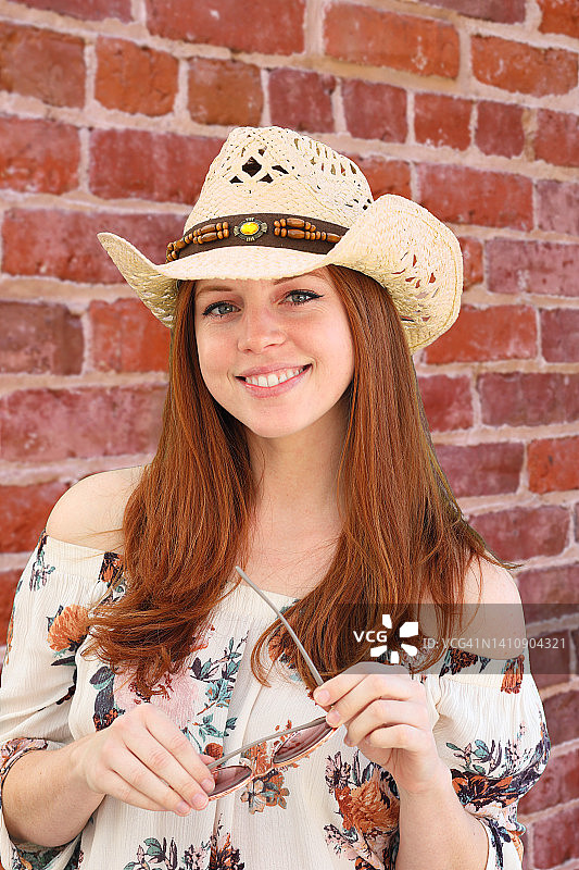 乡村女孩和砖墙图片素材