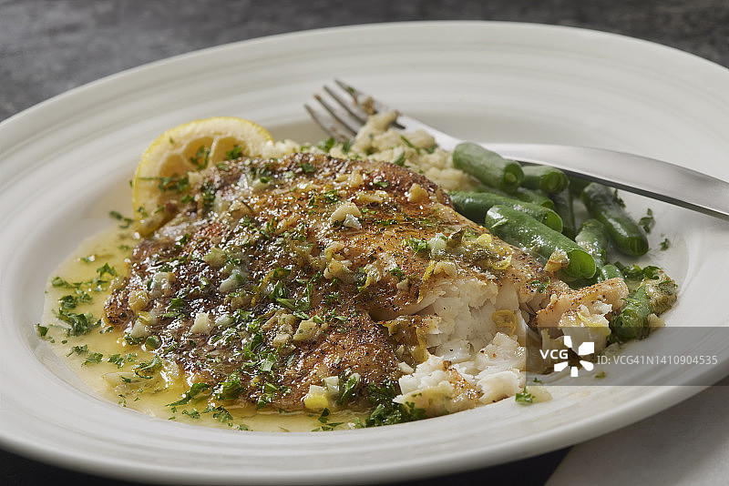 柠檬蒜香黄油烤罗非鱼图片素材