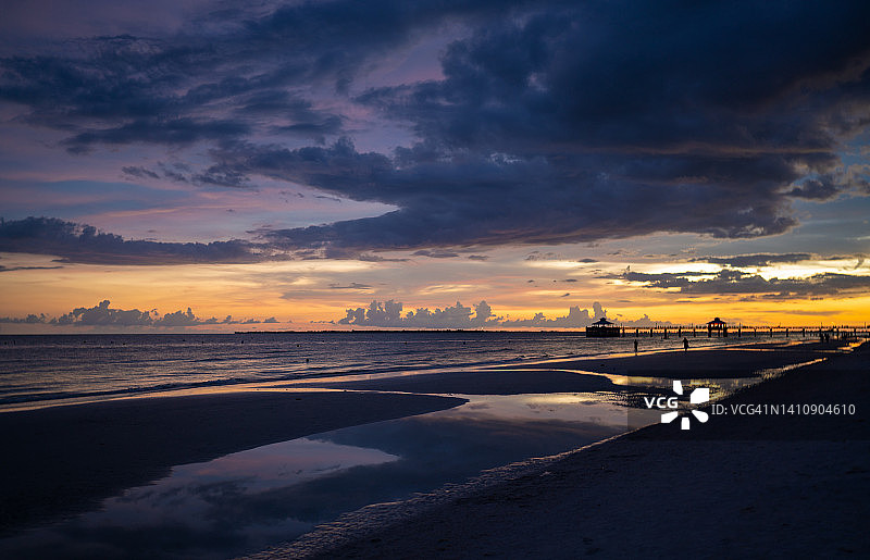 迈尔斯堡海滩日落的静谧景色图片素材