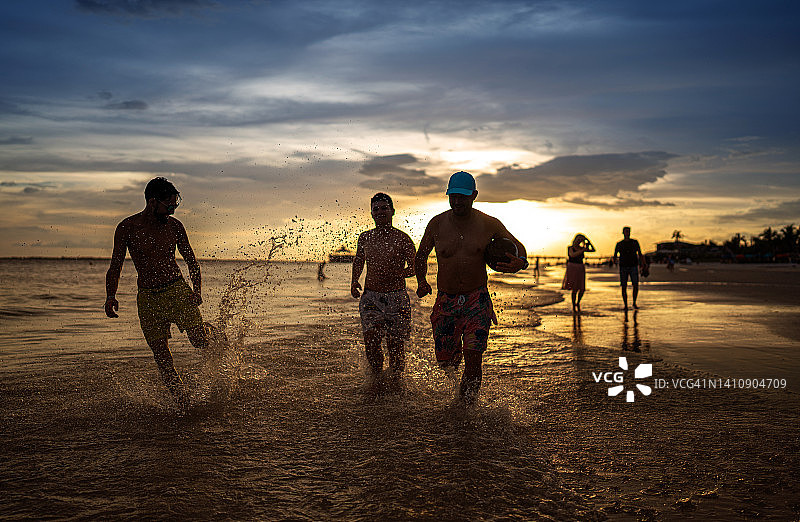 男孩们在沙滩上奔跑图片素材