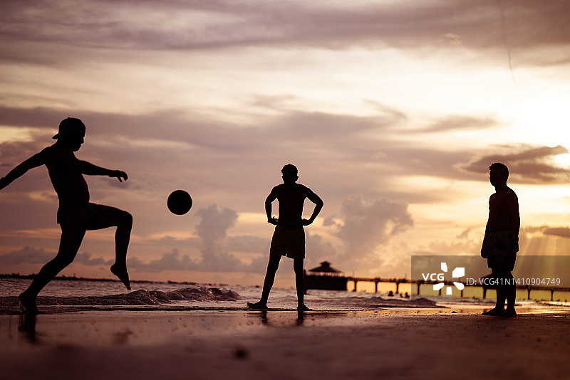 佛罗里达州迈尔斯堡海滩上的足球比赛图片素材