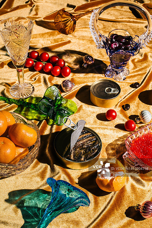 金色丝绒背景上的圣诞现代餐桌布置，创意圣诞庆祝概念，当代新年节日背景图片素材