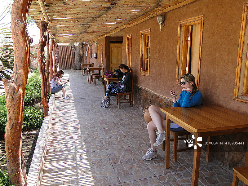 阳台上的女人图片素材