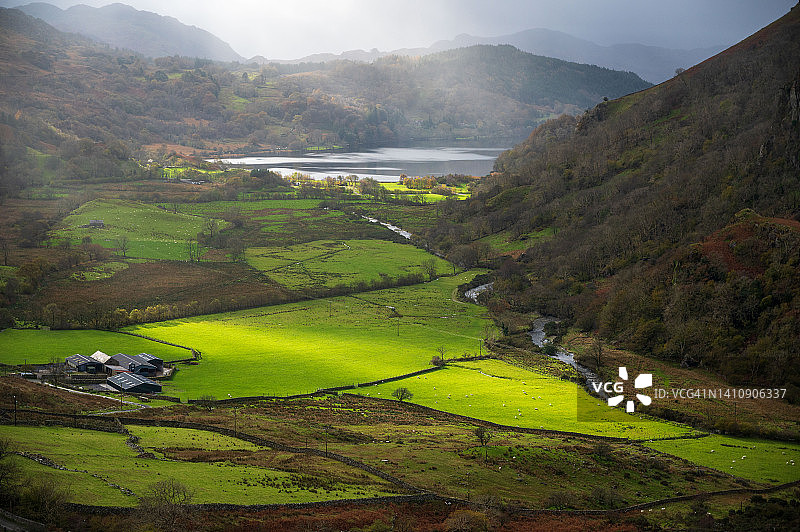 迷蒙雨和明媚阳光下的冬季山谷景色图片素材