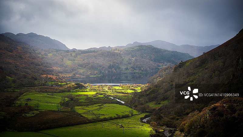 阳光下的国家公园山谷和阴沉天空图片素材