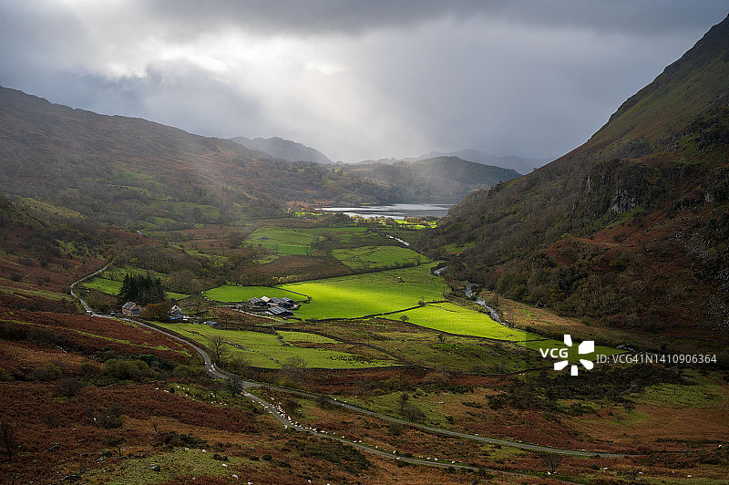 迷蒙雨和明媚阳光下的冬季山谷景色图片素材