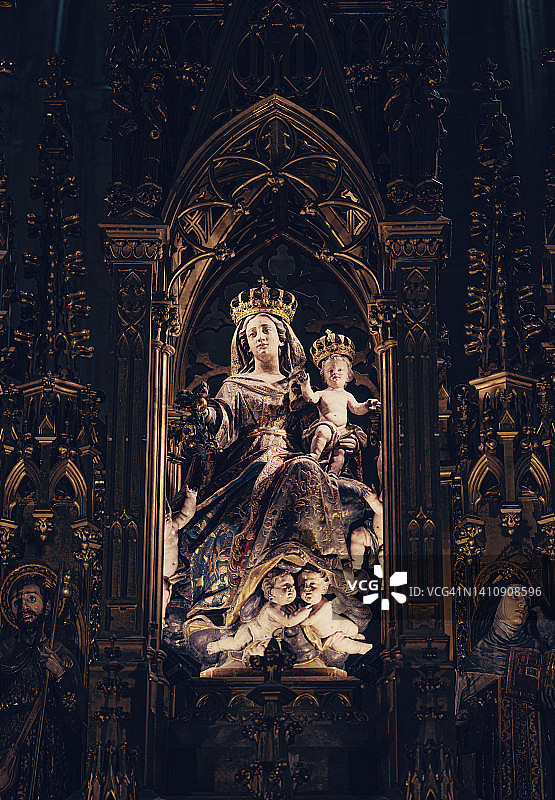 圣塞巴斯蒂安教堂圣坛上的圣母和耶稣图片素材