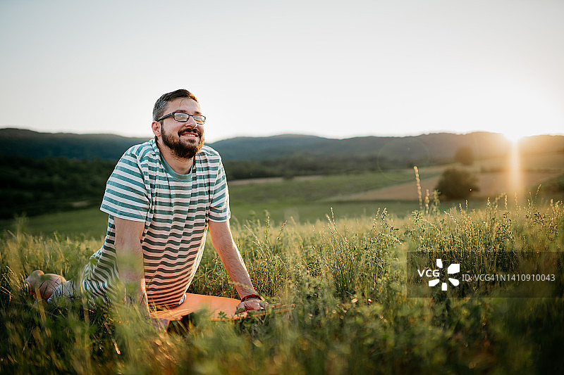男子在户外伸展身体图片素材