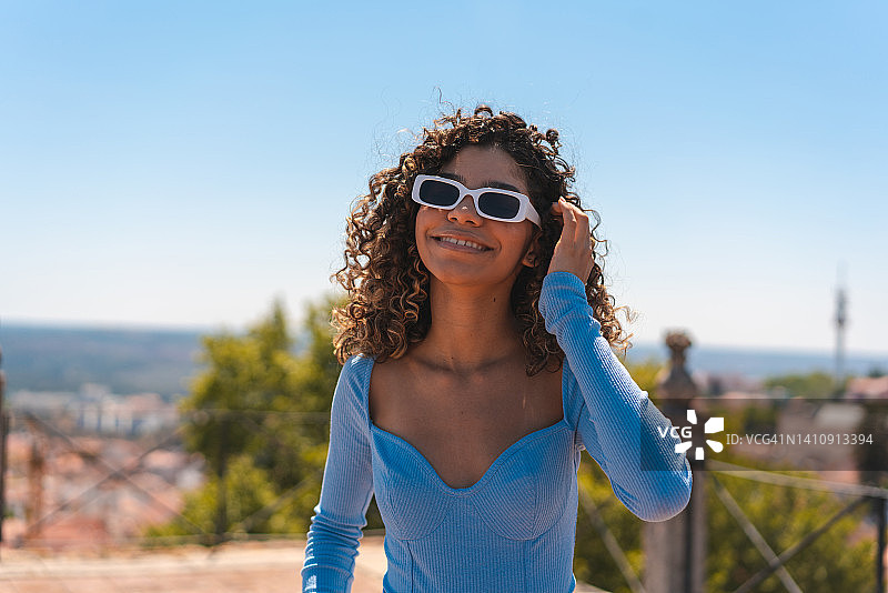 在欧洲的青少年女孩肖像图片素材