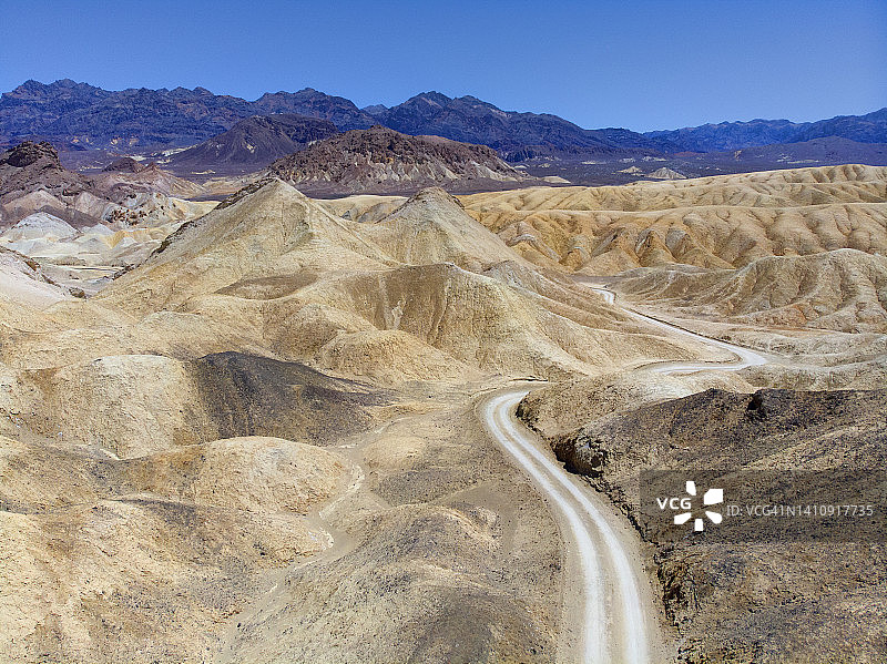 沙漠中的泥路图片素材