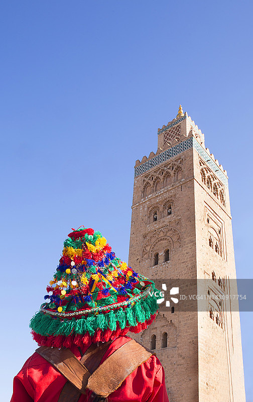 水、男人和塔图片素材
