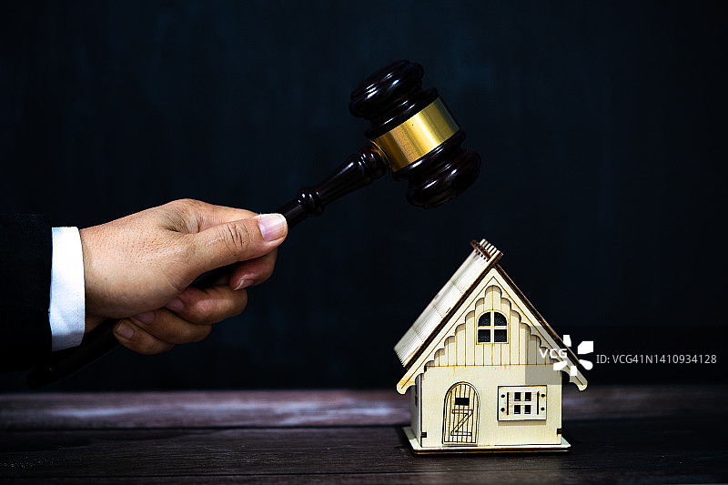 房屋拍卖概念，房屋概念，房地产拍卖理念或离婚房产法律系统图片素材