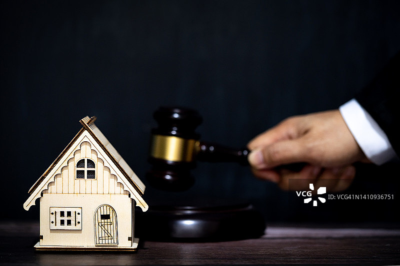 房屋拍卖概念，房地产拍卖创意或离婚房产法律系统图片素材