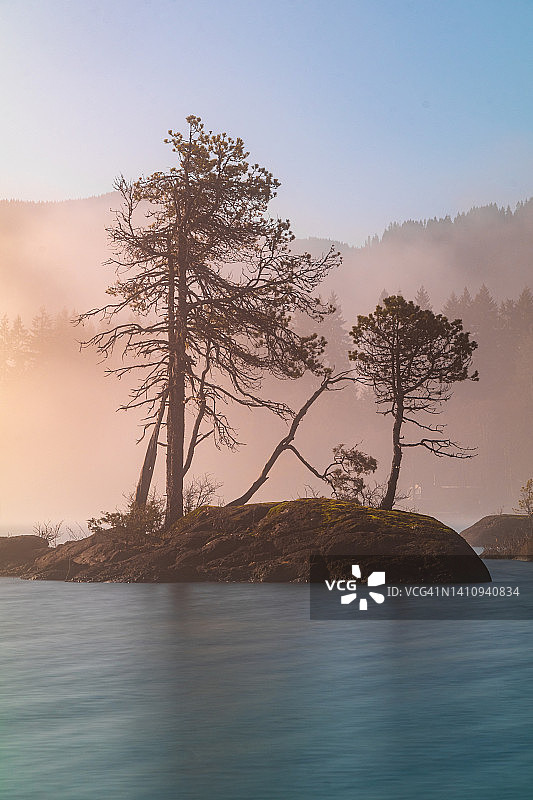 考维钦湖的清晨雾气图片素材