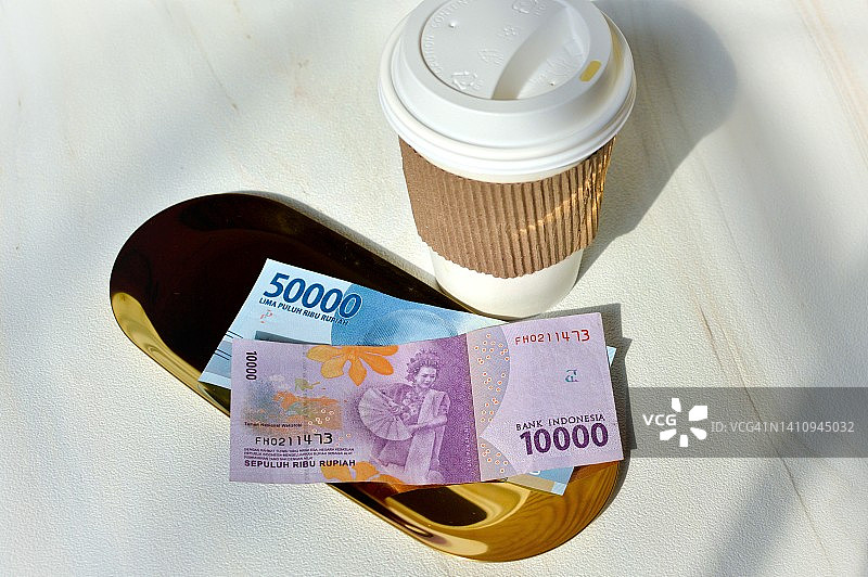 支付咖啡费用图片素材