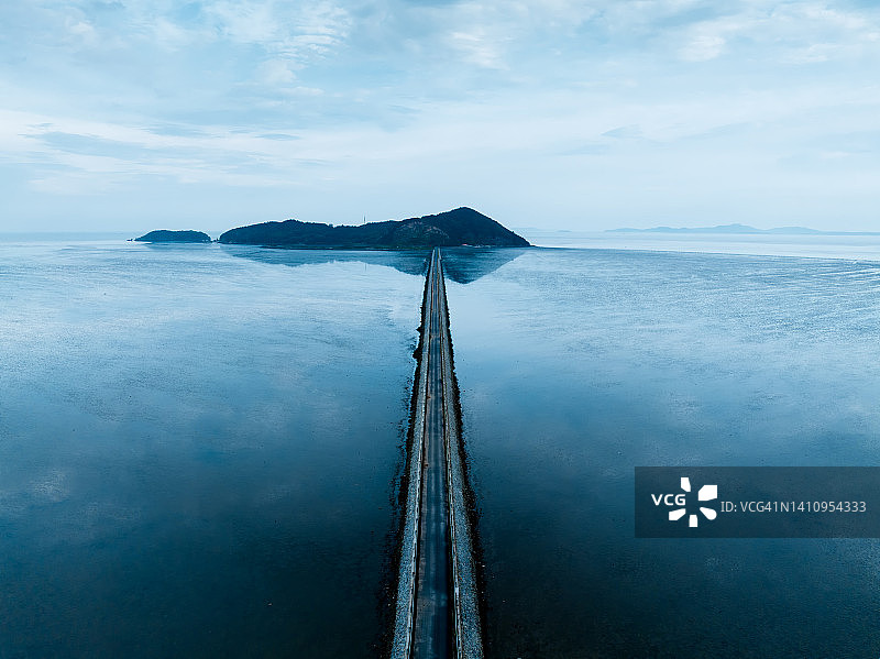 穿越海洋的道路图片素材