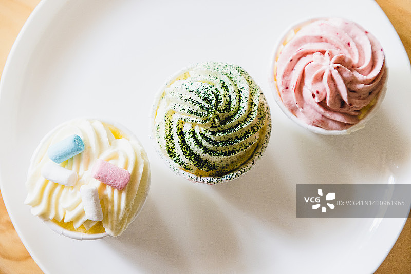 各种纸杯蛋糕的俯视图图片素材