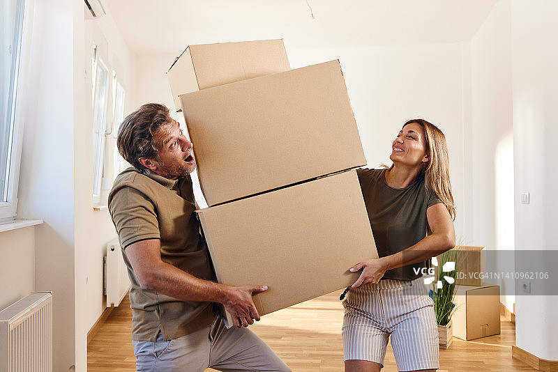 情侣搬新家后搬运重箱图片素材