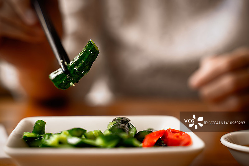 醋汁日式凉拌黄瓜和红辣椒图片素材