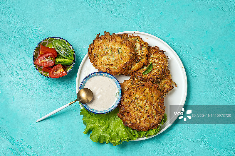 盘中的西葫芦煎饼图片素材