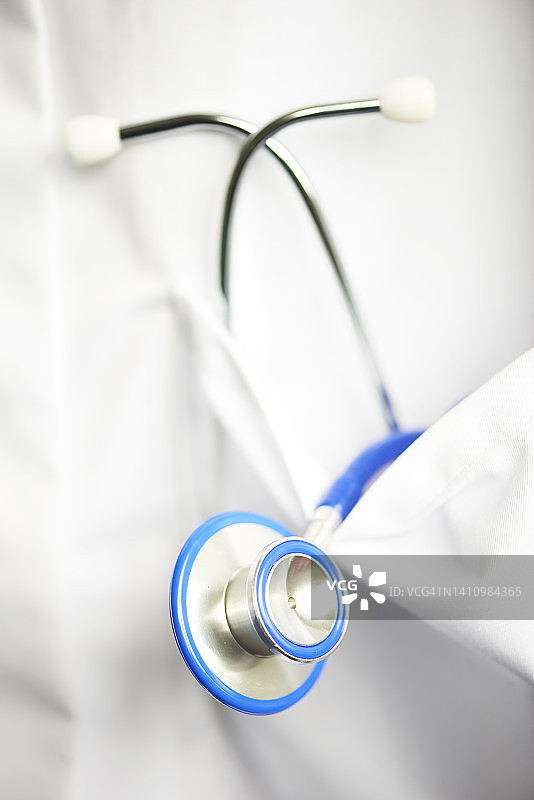口袋里的蓝色听诊器图片素材