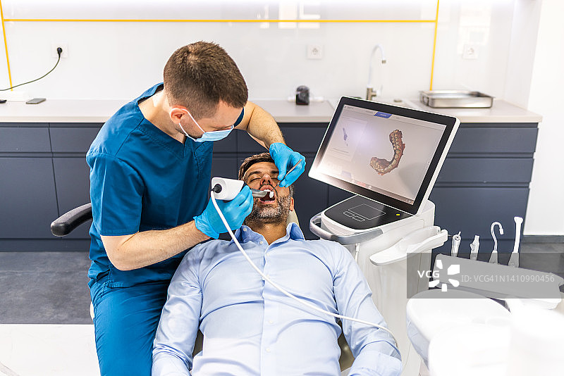 男子在牙科诊所接受紫外线治疗图片素材